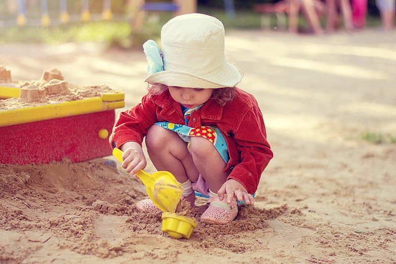 Детки играют с кисками. Девочка в песочнице. Девочка играет в песочнице. Маленькие девочки на детской площадке. Фотосессия на детской площадке.