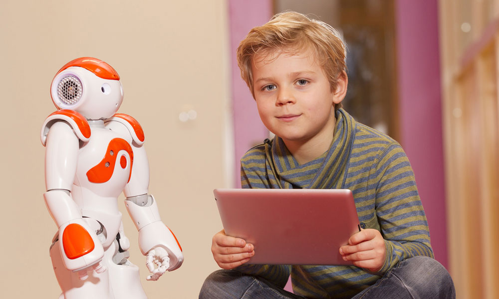 Папа играет робот. Роботы для детей. Мальчик робот. Робот малыш. Мальчик робототехника.