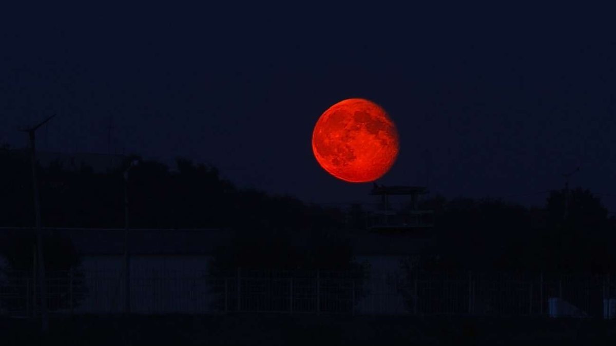 Кровавая луна почему. Красная Кровавая Луна. Кровавая Луна затмение. Лунное затмение Кровавая Луна. Лунное затмение Кровавая ЛУНАГТРК "Ставрополье.