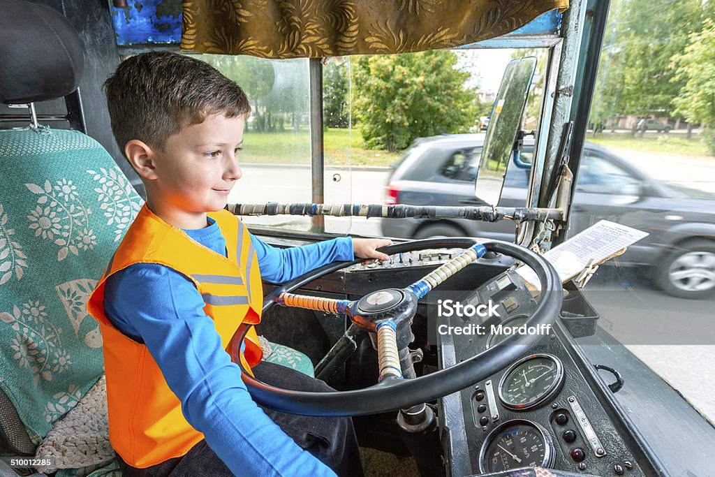 Включи автобусов водителей. Профессия водитель автобуса. Ребенок за рулем автобуса. Водитель для детей. Мальчик шофер.