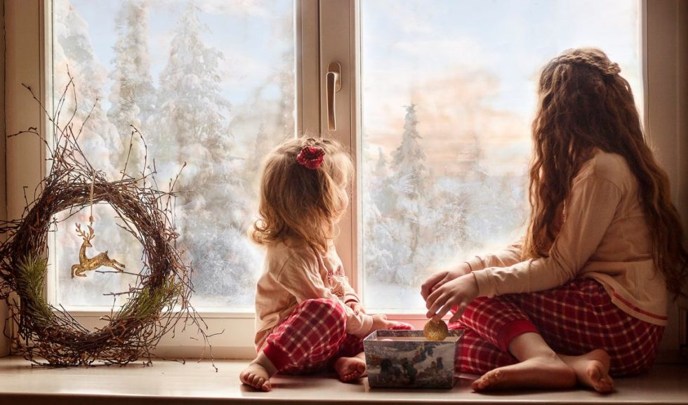 Ребенок в ожидании новогоднего чуда. В ожидании праздника. Дети у окна в ожидании чуда. Ребенок у окна.